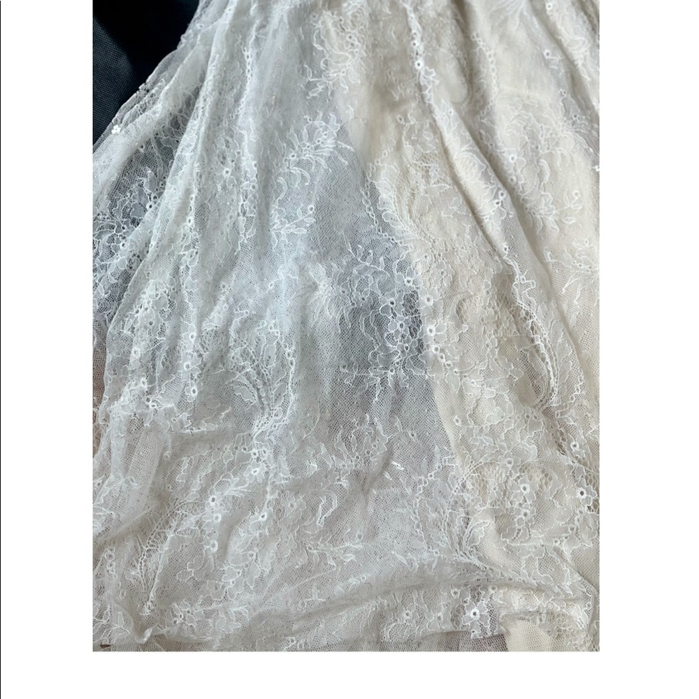 Vera Wang Ivory Embroidered Lace Wedding Gown;US 8 - Picture 8 of 11